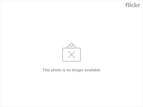 Fotografía de hombre en silla de ruedas que no puede acceder por una gran escalera pero sí por un móvil